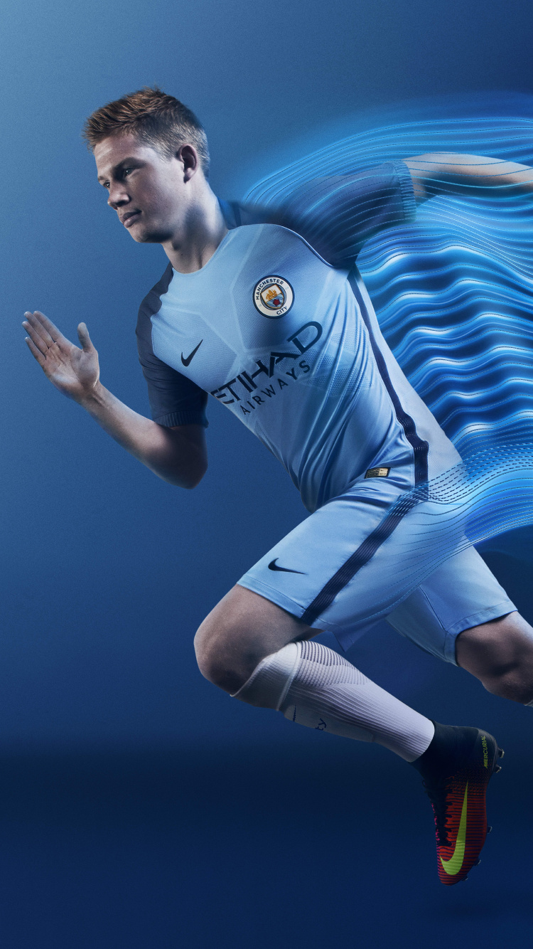 Hombre Con Camisa de Jersey Azul y Blanca y Pantalones Vaqueros Azules. Wallpaper in 750x1334 Resolution