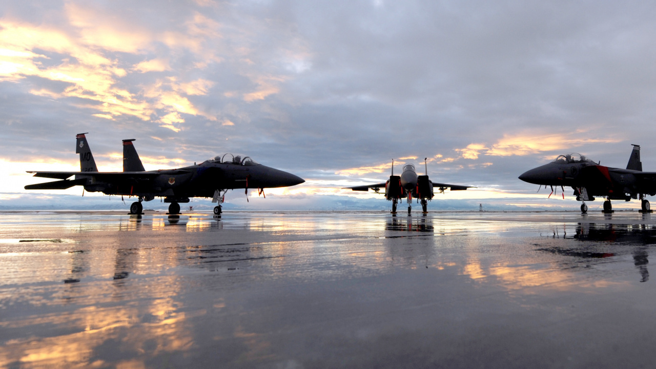 2 Hommes Marchant Sur la Plage Pendant la Journée. Wallpaper in 1280x720 Resolution