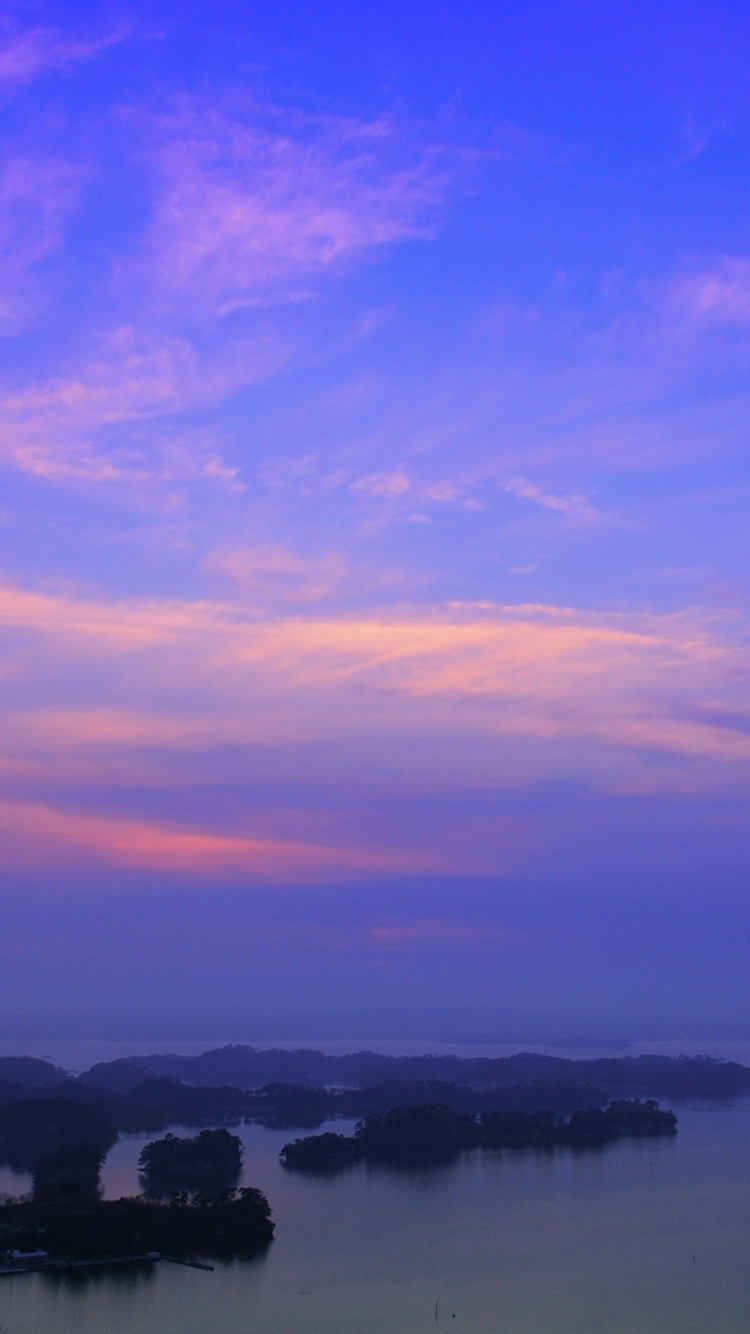 Cuerpo de Agua Bajo el Cielo Nublado Durante la Puesta de Sol. Wallpaper in 750x1334 Resolution