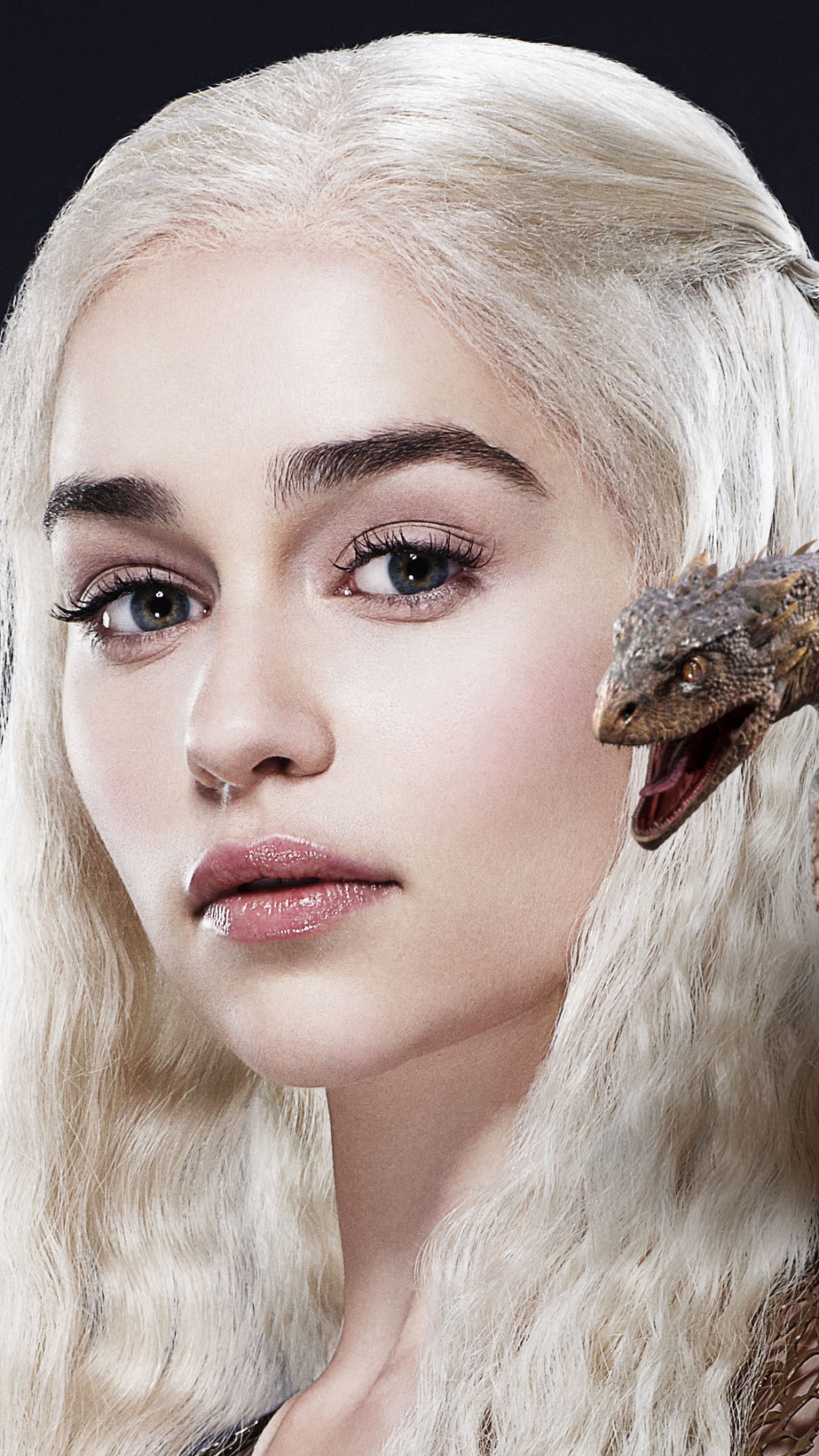 Frau Mit Weißem Haar, Die Einen Braunen Vogel Hält. Wallpaper in 1080x1920 Resolution