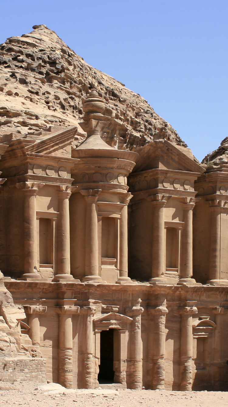 Edificio de Hormigón Marrón Bajo un Cielo Azul Durante el Día. Wallpaper in 750x1334 Resolution