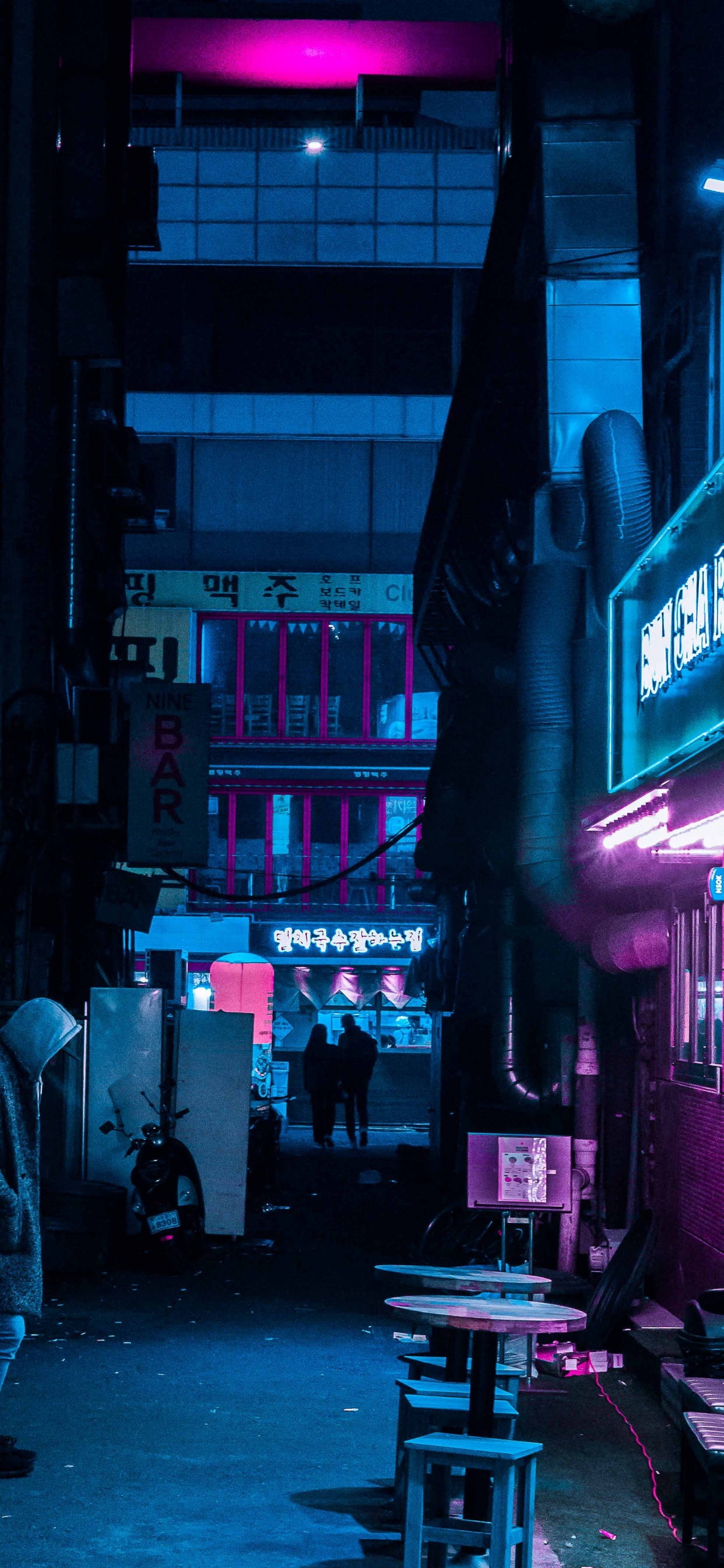 Photo en Niveaux de Gris de Personnes Marchant Dans la Rue Pendant la Nuit. Wallpaper in 1242x2688 Resolution