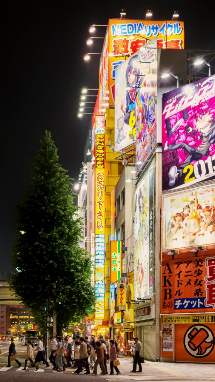 Leute, Die Nachts Auf Der Straße Gehen. Wallpaper in 720x1280 Resolution