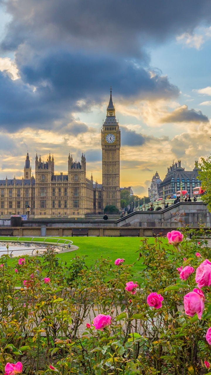 Brunnen Vor Dem Gebäude Tagsüber. Wallpaper in 720x1280 Resolution