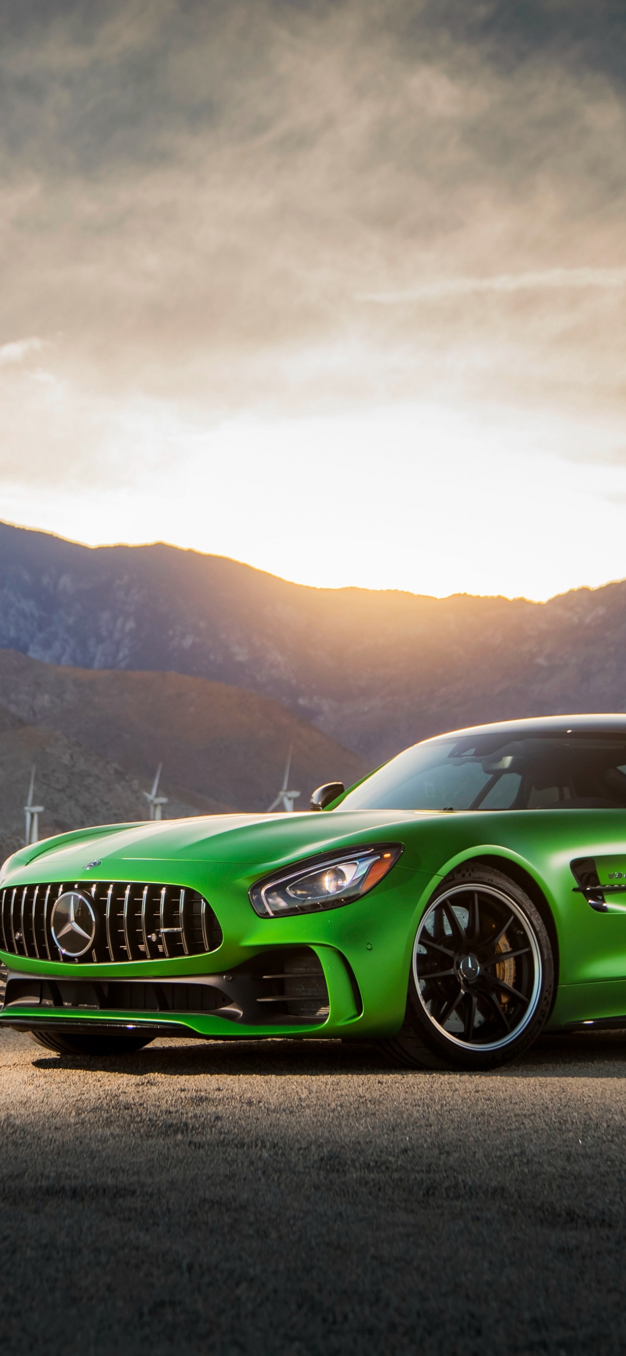 Grüner Porsche 911 Tagsüber Unterwegs. Wallpaper in 1242x2688 Resolution