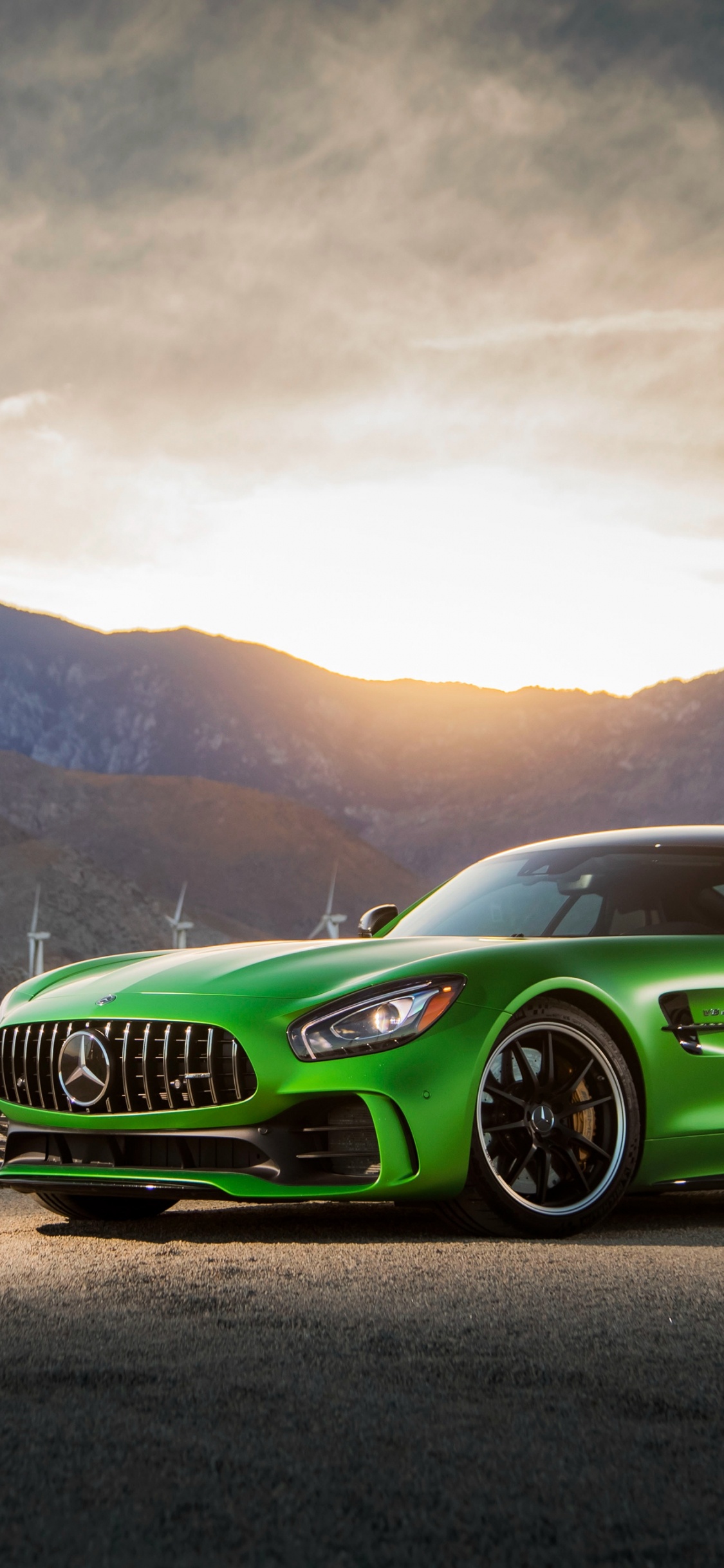 Porsche 911 Verte Sur Route Pendant la Journée. Wallpaper in 1125x2436 Resolution