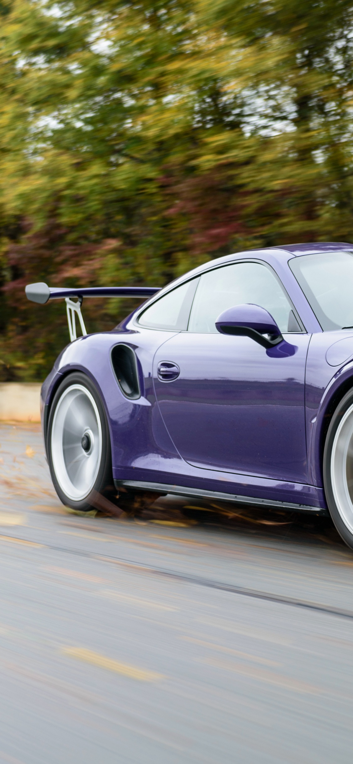 Porsche 911 Púrpura en la Carretera Durante el Día. Wallpaper in 1125x2436 Resolution