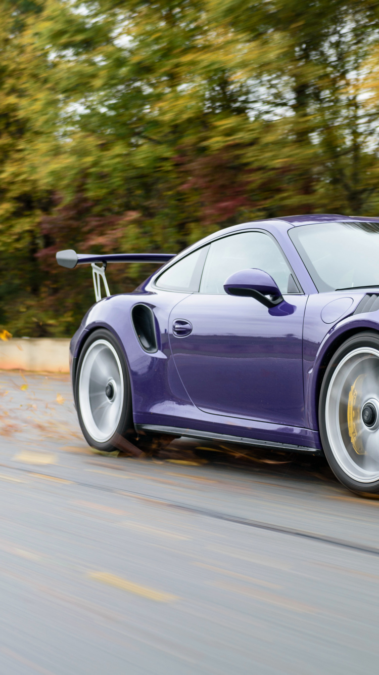 Porsche 911 Púrpura en la Carretera Durante el Día. Wallpaper in 750x1334 Resolution