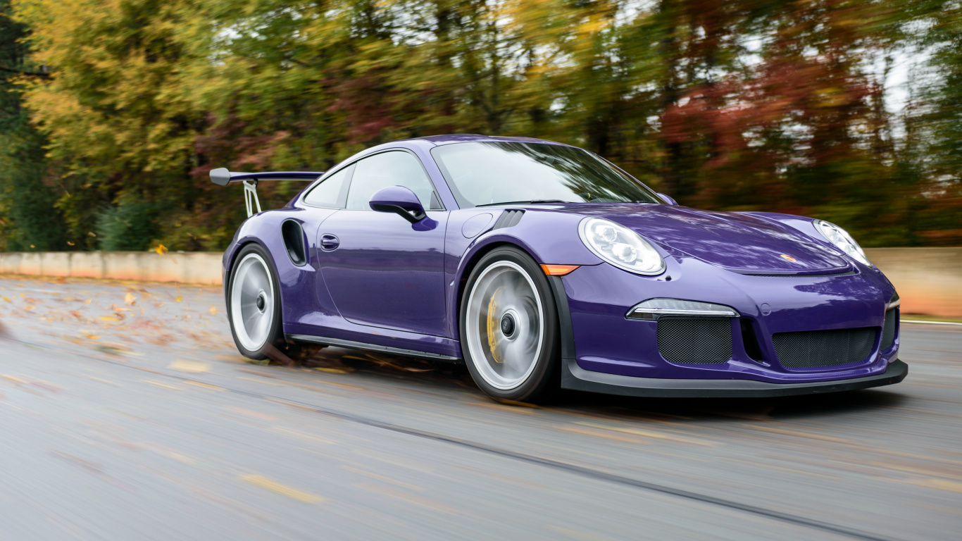 Porsche 911 Violette Sur Route Pendant la Journée. Wallpaper in 1366x768 Resolution