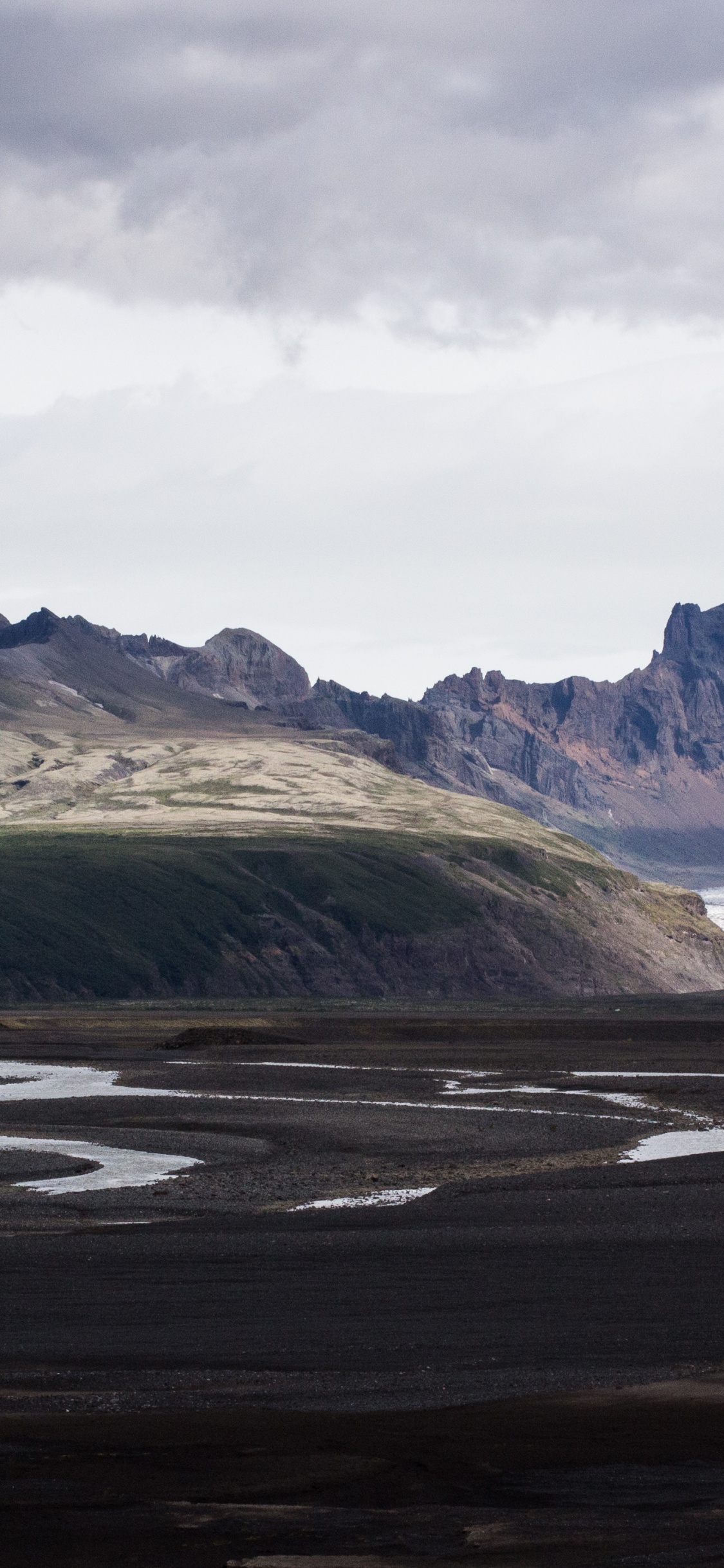 Montañas Verdes y Marrones Bajo Nubes Blancas Durante el Día. Wallpaper in 1125x2436 Resolution