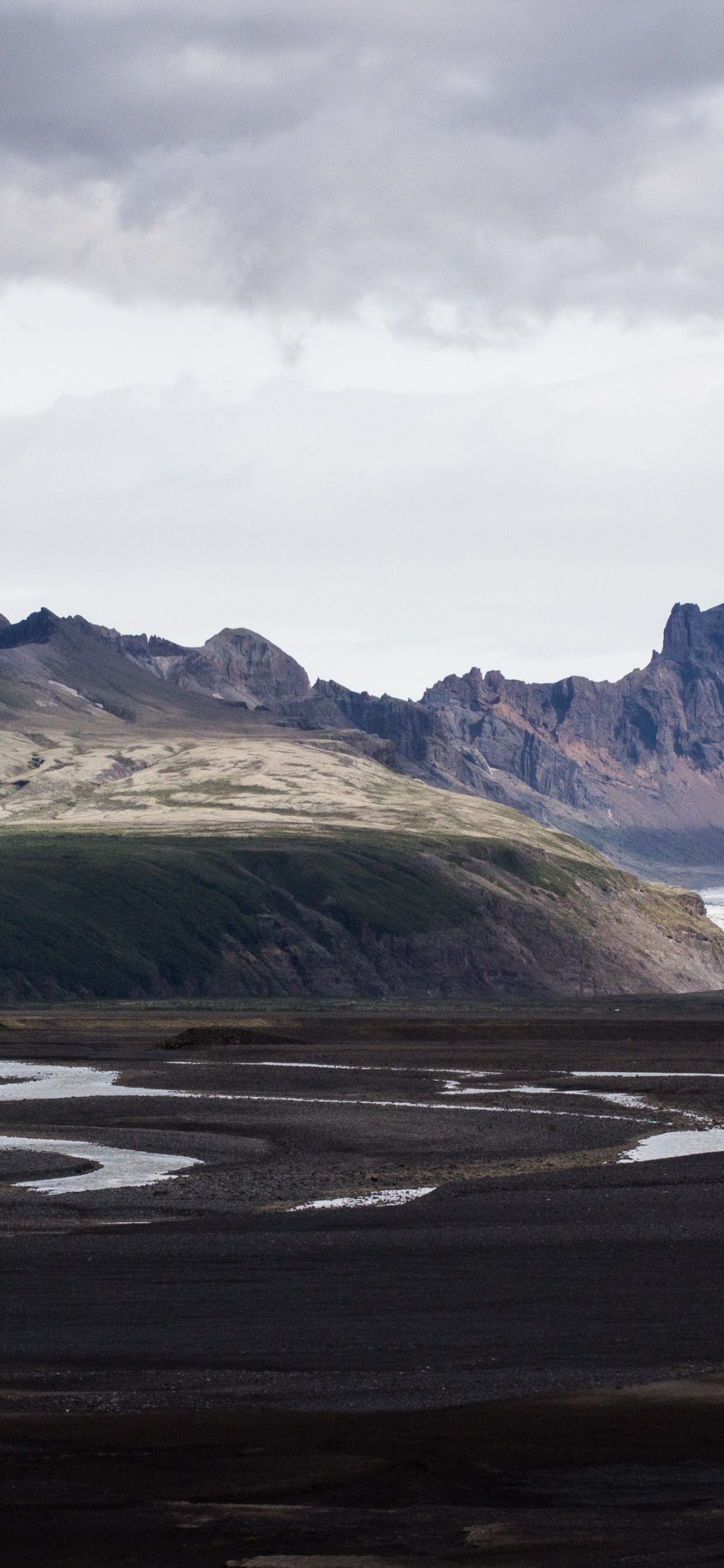 Montañas Verdes y Marrones Bajo Nubes Blancas Durante el Día. Wallpaper in 1242x2688 Resolution