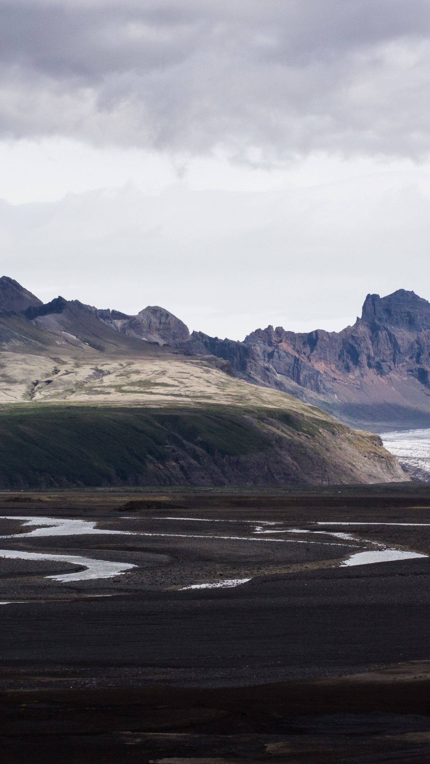 Montañas Verdes y Marrones Bajo Nubes Blancas Durante el Día. Wallpaper in 1440x2560 Resolution