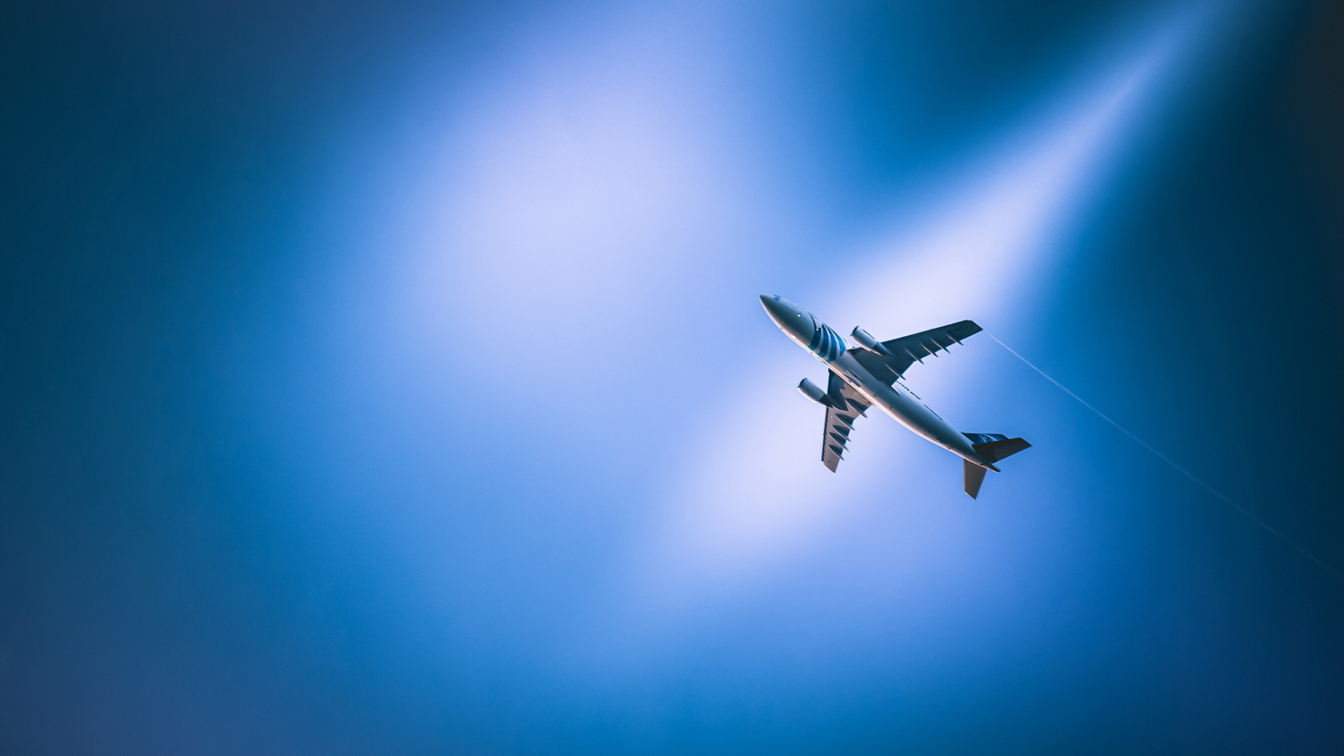 Avión Blanco en el Aire Bajo un Cielo Azul Durante el Día. Wallpaper in 1920x1080 Resolution