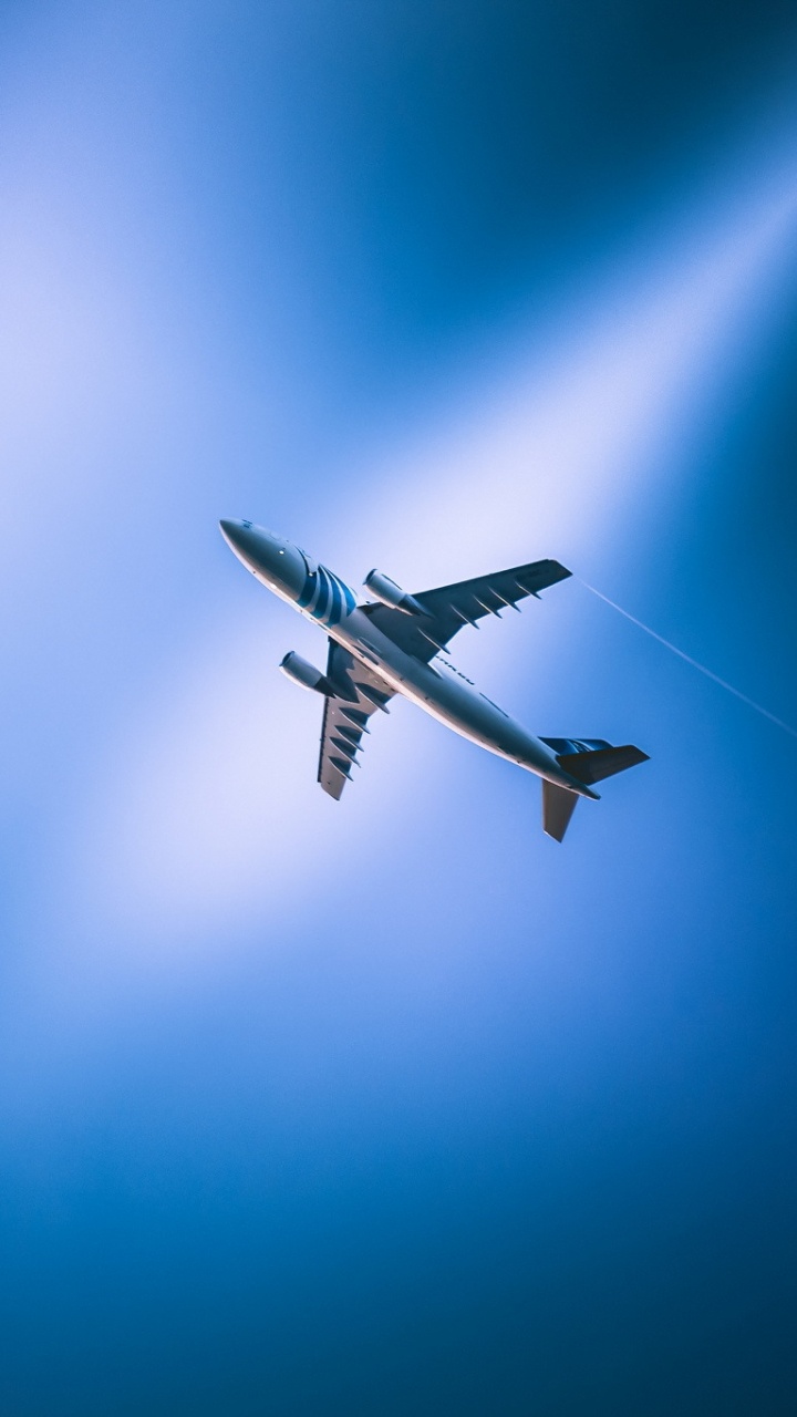 Avion Blanc Dans Les Airs Sous Ciel Bleu Pendant la Journée. Wallpaper in 720x1280 Resolution