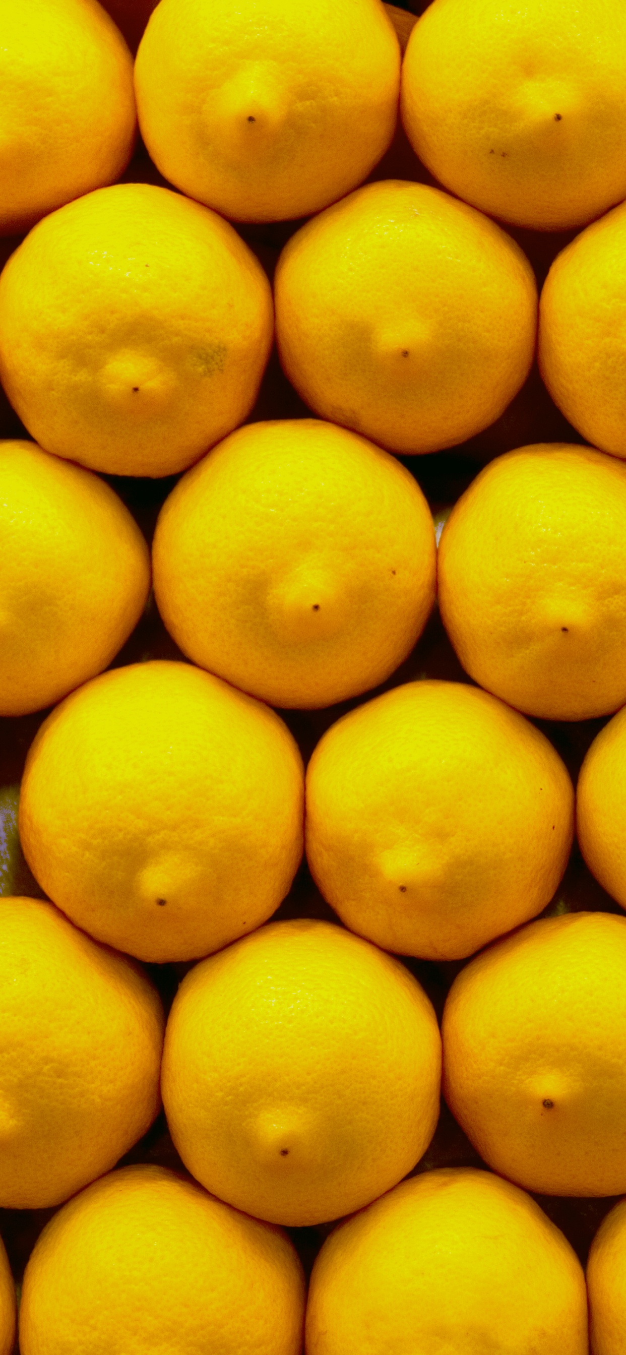 Gelbe Zitronenfrucht Auf Schwarzer Oberfläche. Wallpaper in 1242x2688 Resolution