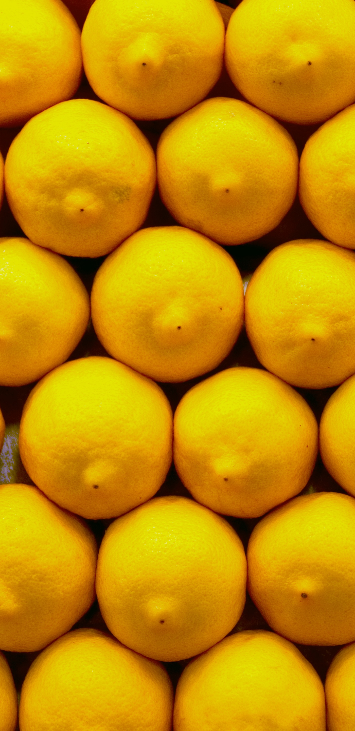 Gelbe Zitronenfrucht Auf Schwarzer Oberfläche. Wallpaper in 1440x2960 Resolution