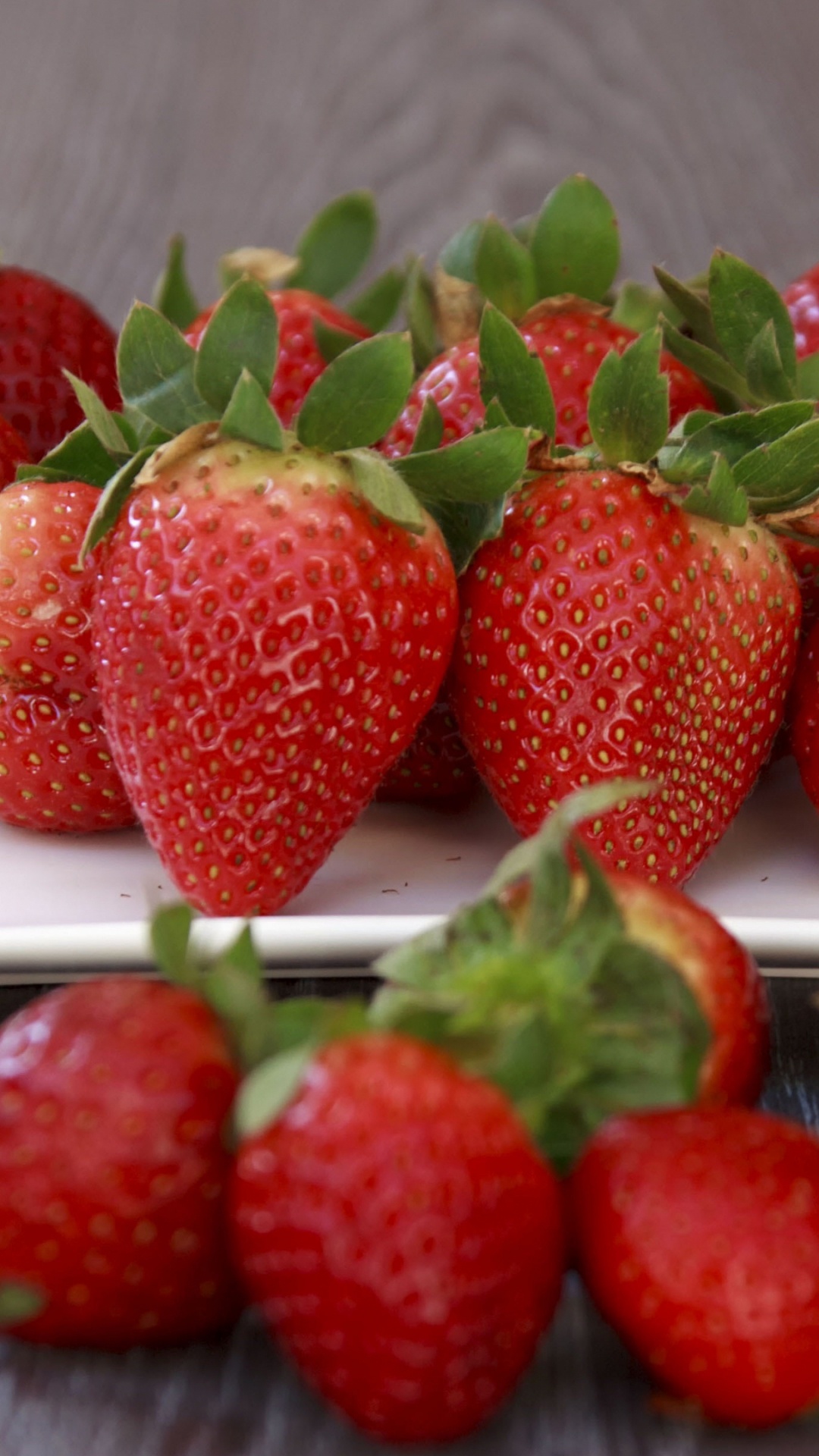Fresas en Placa de Cerámica Blanca. Wallpaper in 1080x1920 Resolution