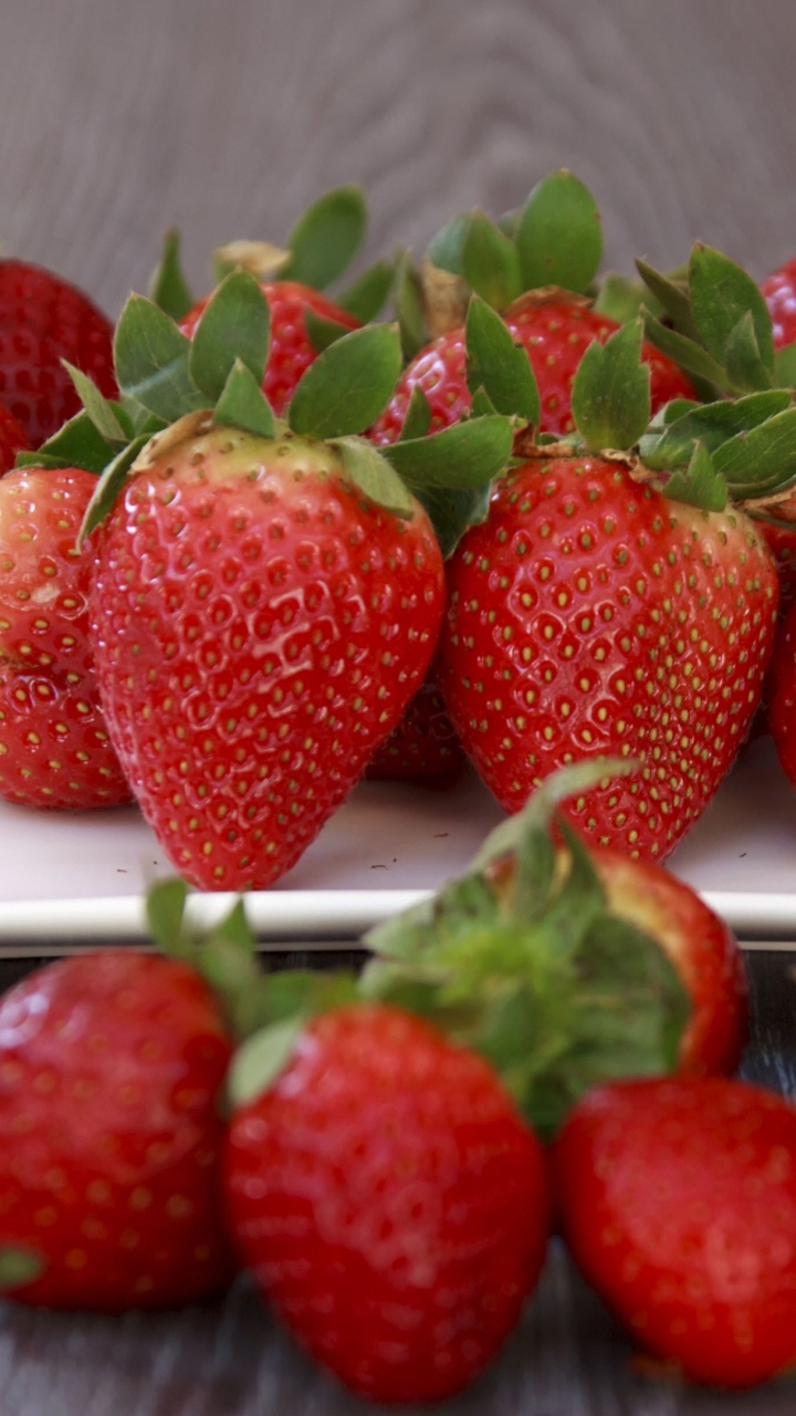 Fraises Sur Plaque en Céramique Blanche. Wallpaper in 720x1280 Resolution