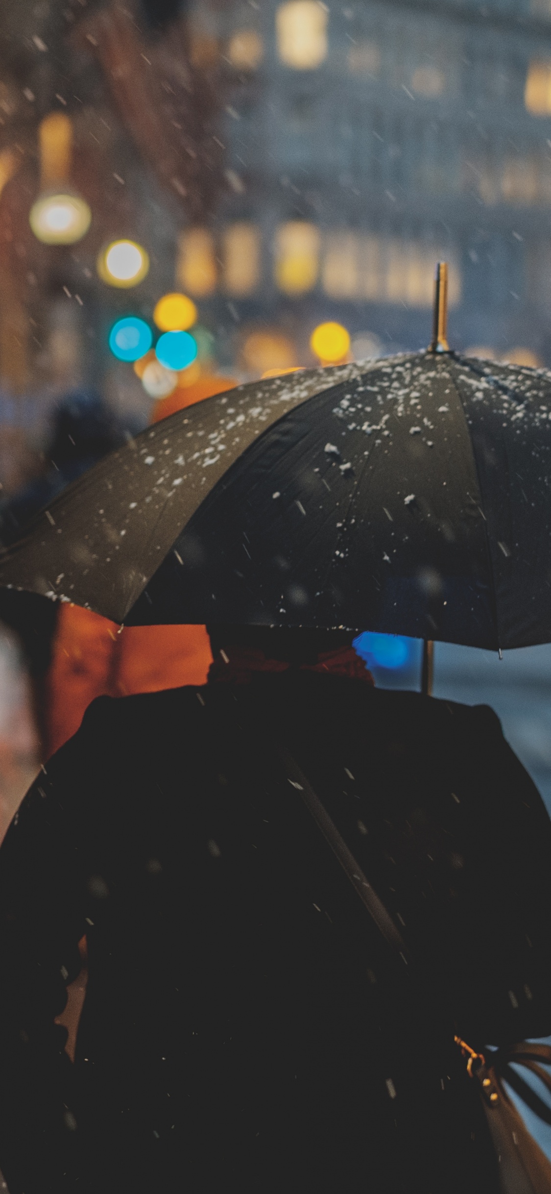 Person im Schwarzen Mantel Hält Regenschirm Bei Regen. Wallpaper in 1125x2436 Resolution