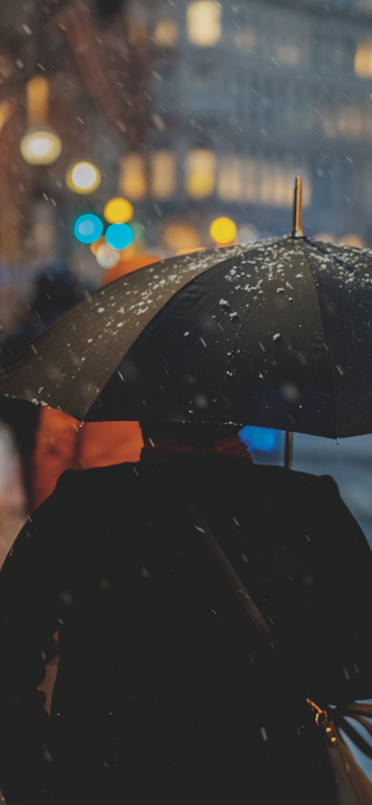 Person im Schwarzen Mantel Hält Regenschirm Bei Regen. Wallpaper in 1242x2688 Resolution