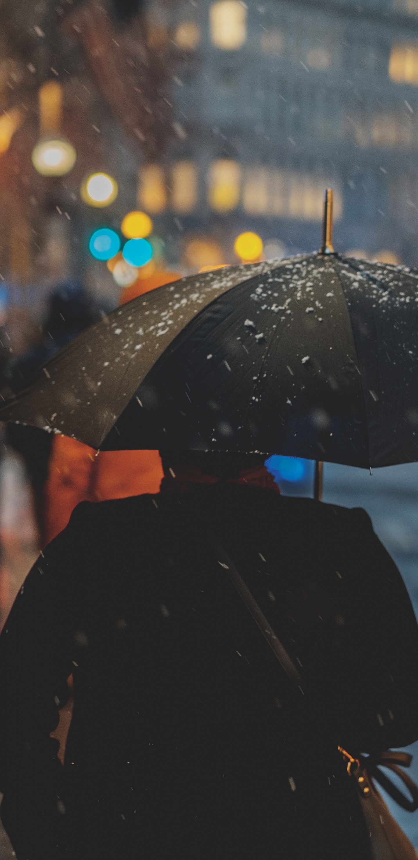 Person im Schwarzen Mantel Hält Regenschirm Bei Regen. Wallpaper in 1440x2960 Resolution