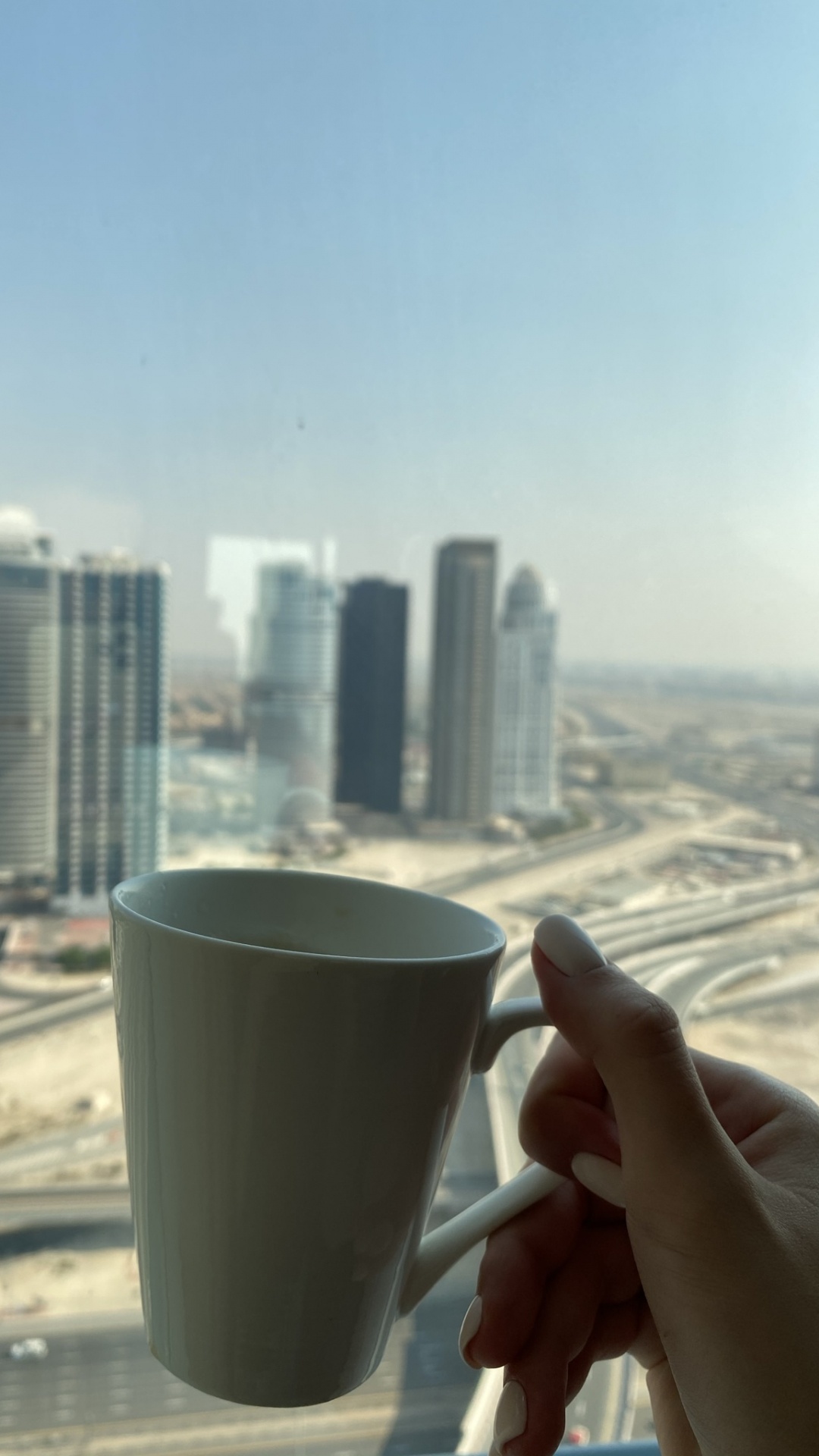 Doigt, la Journée, Tour de Bloc, Zone Urbaine, Bâtiment Commercial. Wallpaper in 1080x1920 Resolution