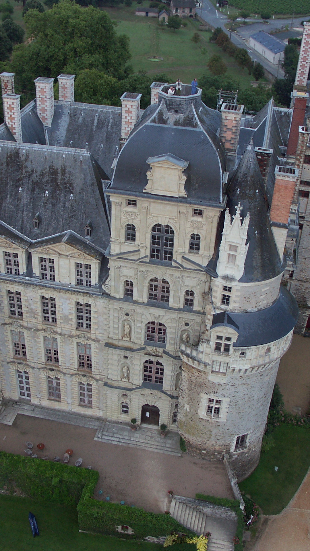 Château en Béton Blanc et Noir. Wallpaper in 1080x1920 Resolution