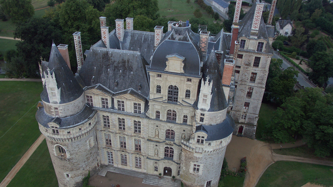 Château en Béton Blanc et Noir. Wallpaper in 1280x720 Resolution