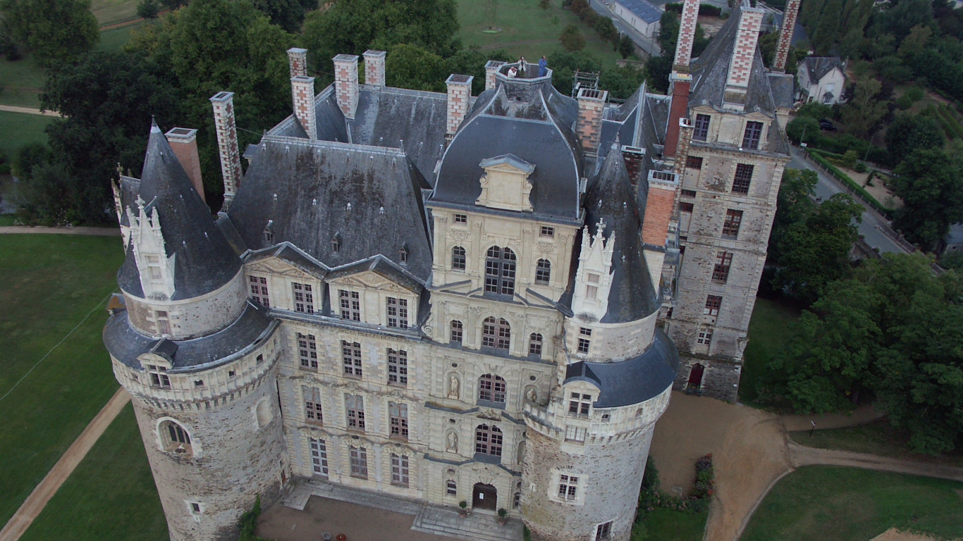 Château en Béton Blanc et Noir. Wallpaper in 1366x768 Resolution