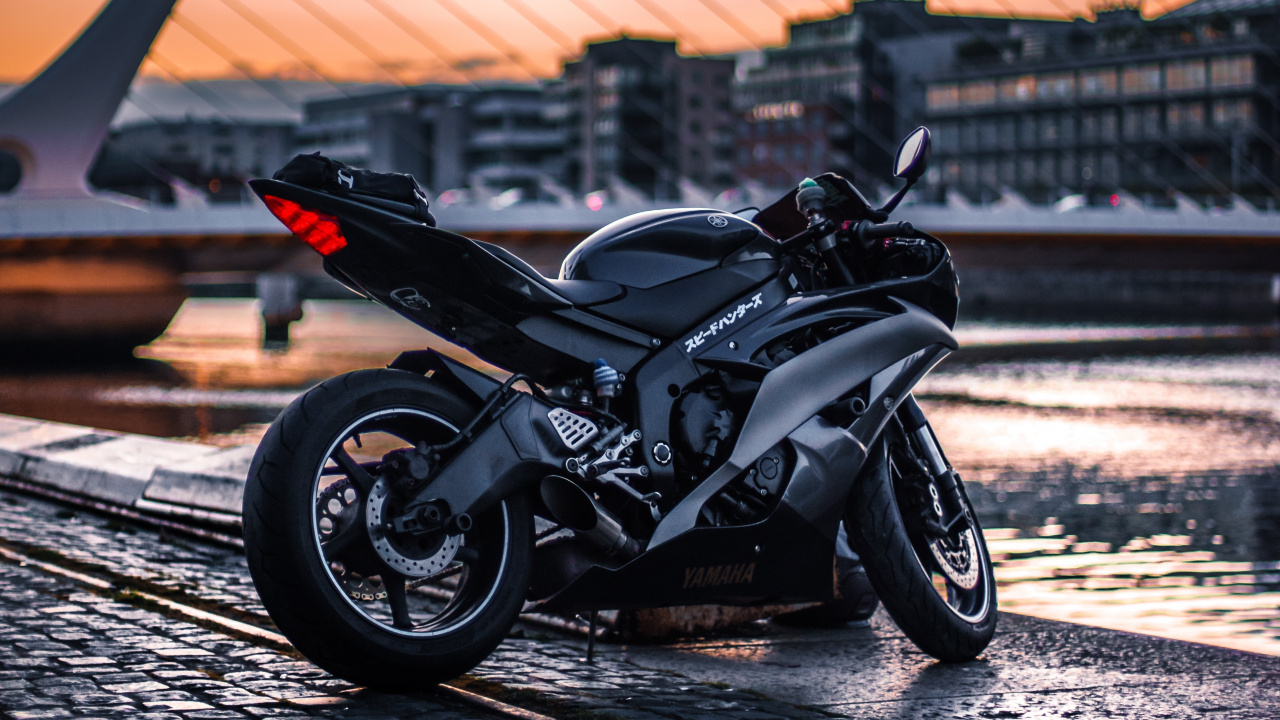 Black Sports Bike Parked on The Side of The Road. Wallpaper in 1280x720 Resolution