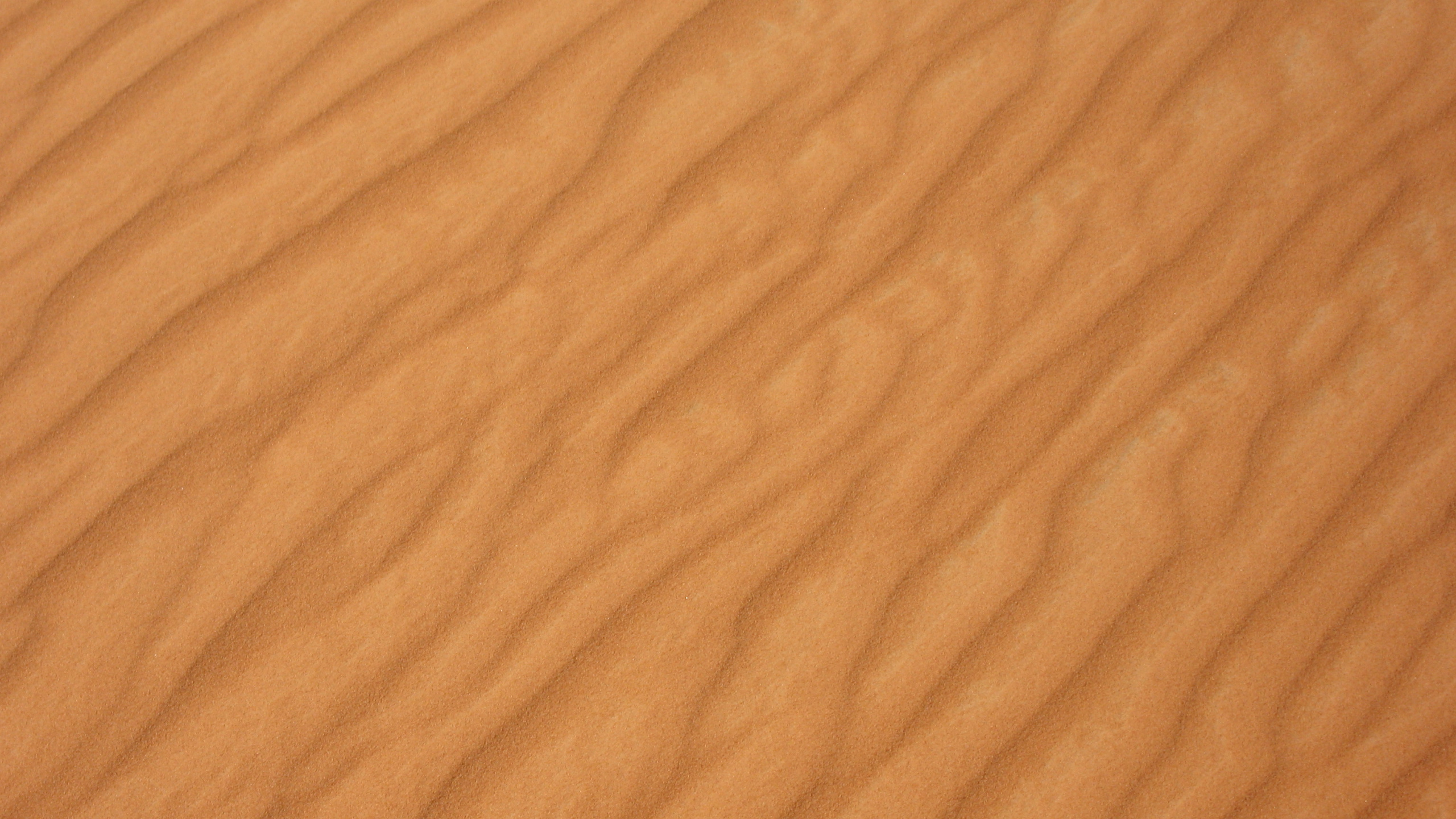 Brauner Holztisch Mit Weißem Textil. Wallpaper in 2560x1440 Resolution