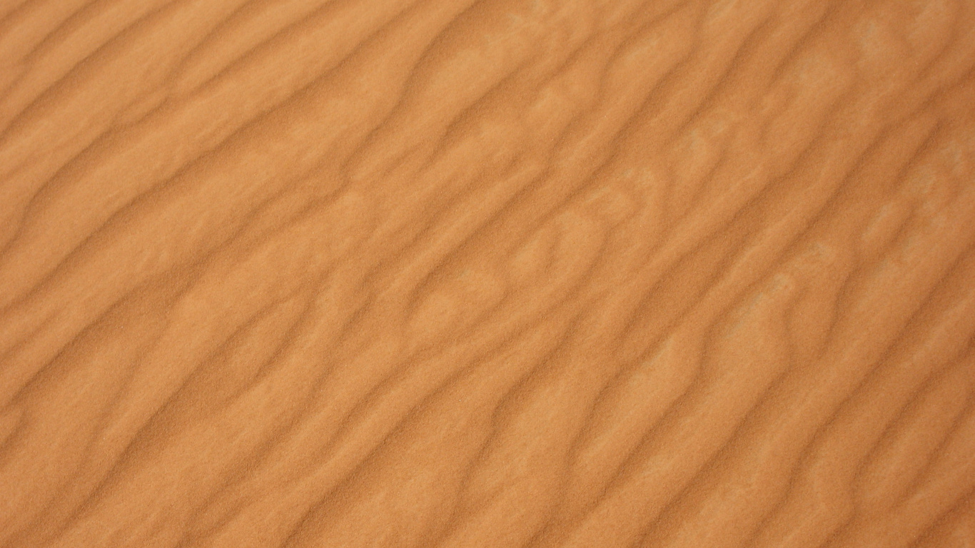 Table en Bois Marron Avec Textile Blanc. Wallpaper in 1366x768 Resolution