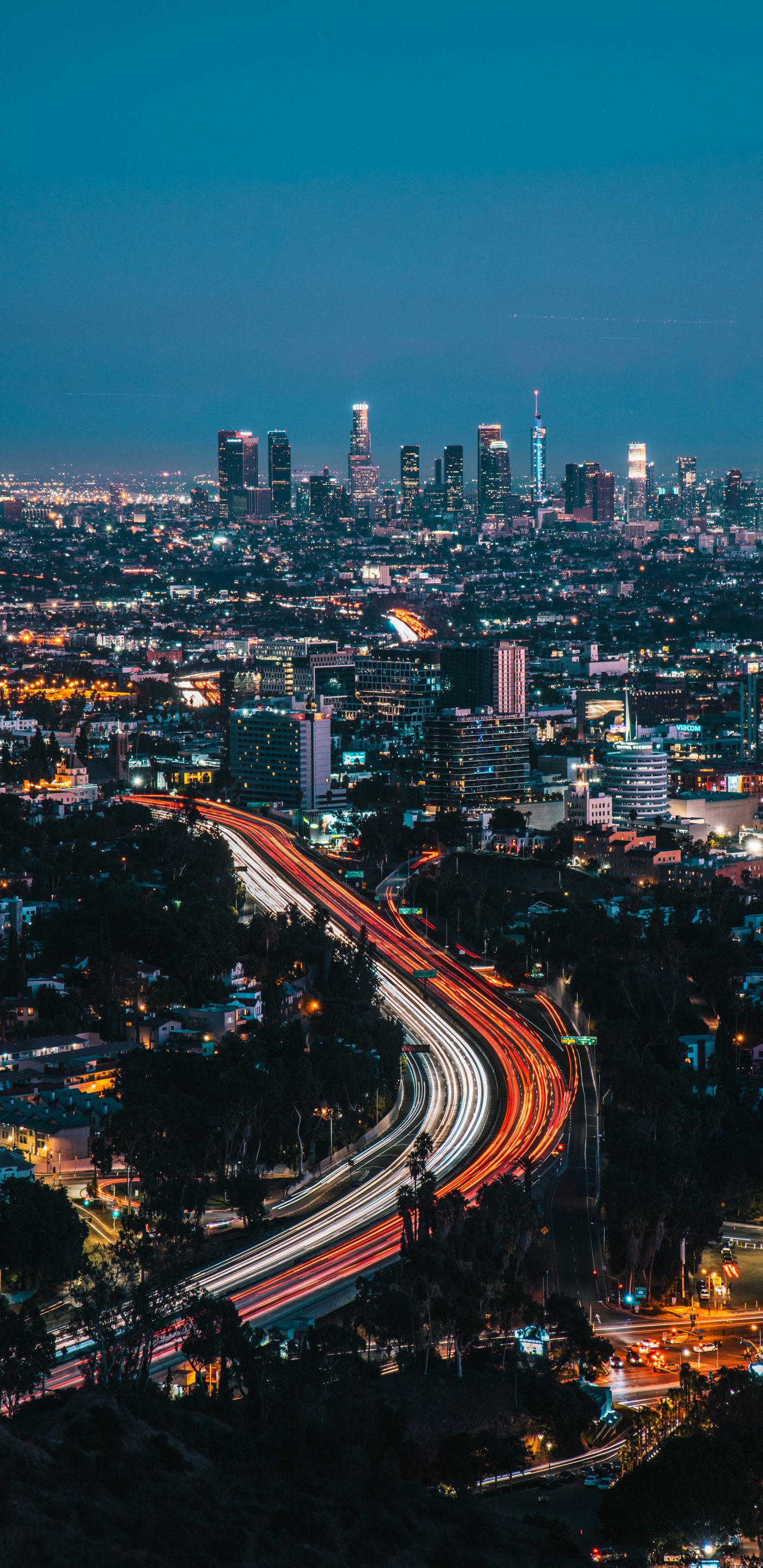 Fotografía de Lapso de Tiempo de la Ciudad Durante la Noche.. Wallpaper in 1440x2960 Resolution