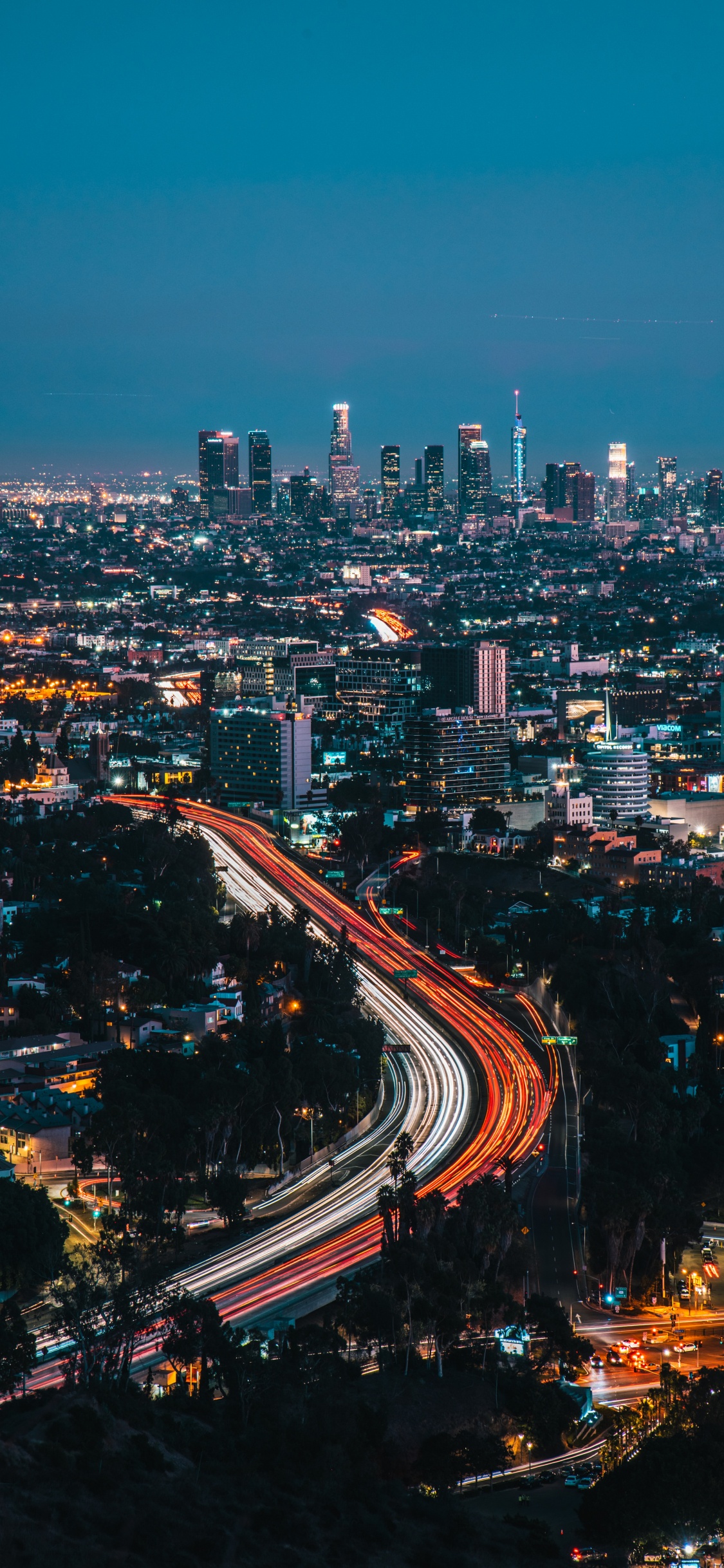 Zeitrafferfotografie Der Stadt Während Der Nachtzeit. Wallpaper in 1125x2436 Resolution