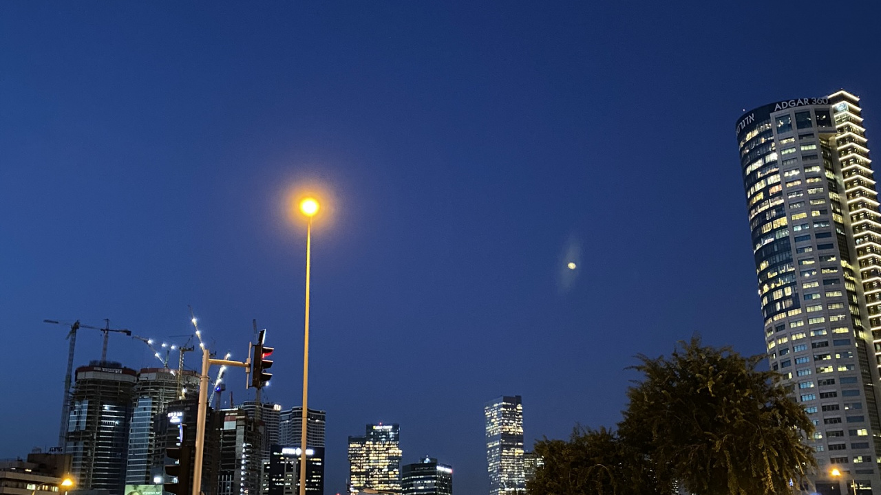 Road, Street Light, Tower Block, Stadtgebiet, Gebäude. Wallpaper in 1280x720 Resolution