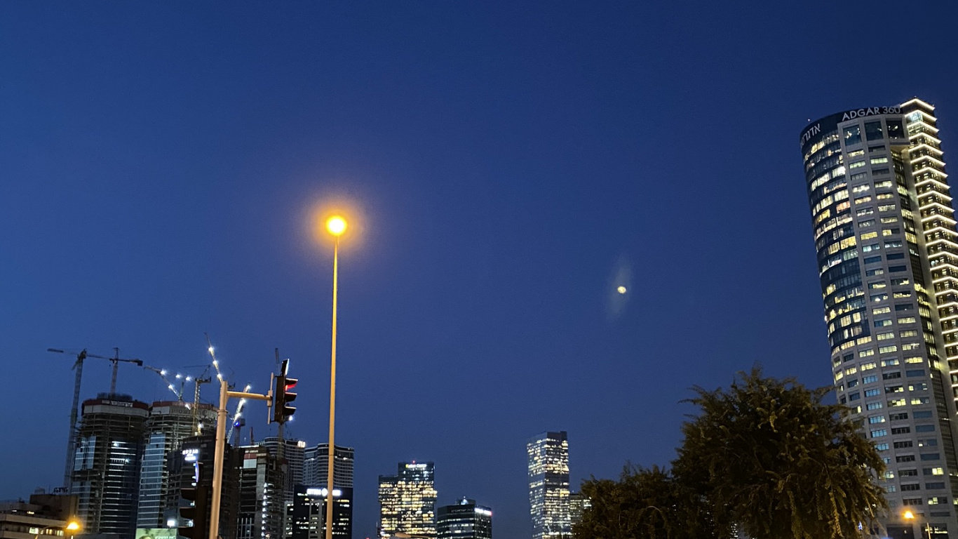 Route, Lumière de Rue, Tour de Bloc, Zone Urbaine, Bâtiment. Wallpaper in 1366x768 Resolution