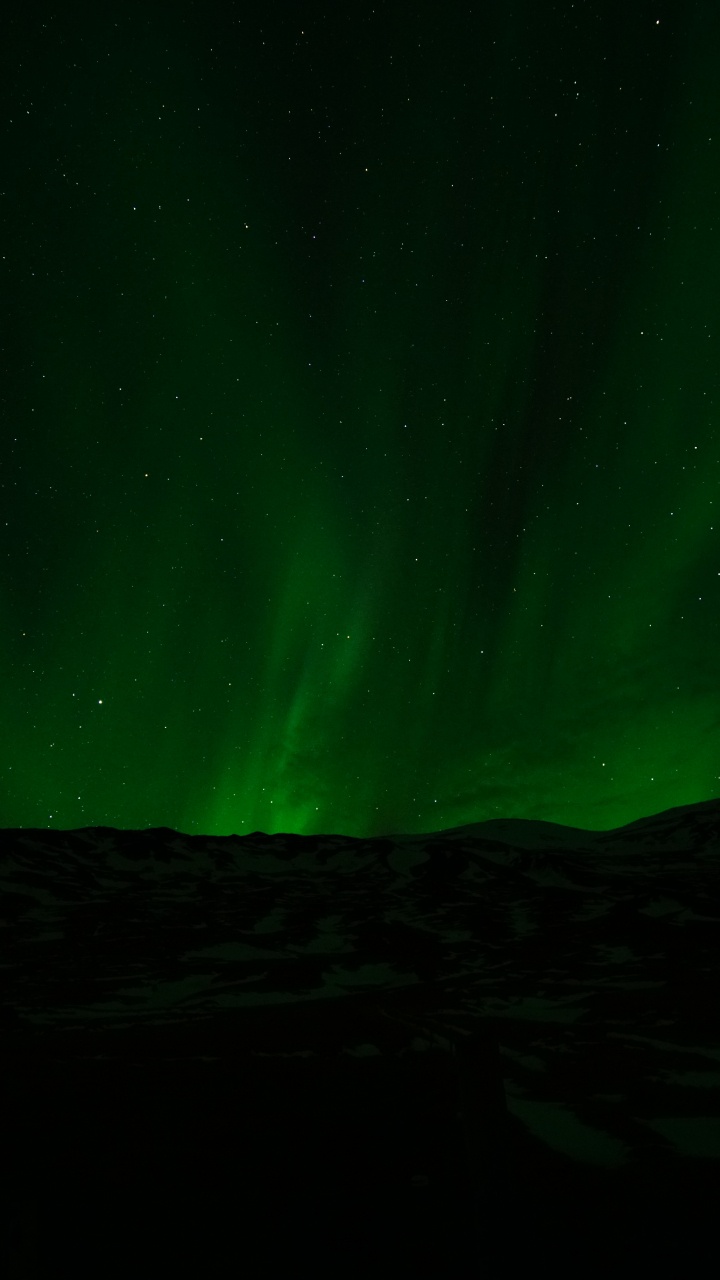 Aurora Boreal Verde Durante la Noche. Wallpaper in 720x1280 Resolution