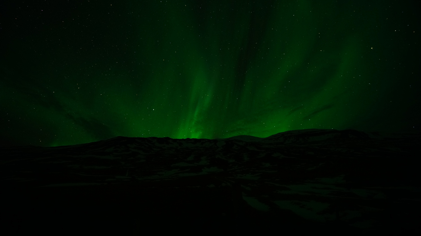 Grüne Aurora Borealis Während Der Nacht. Wallpaper in 1366x768 Resolution
