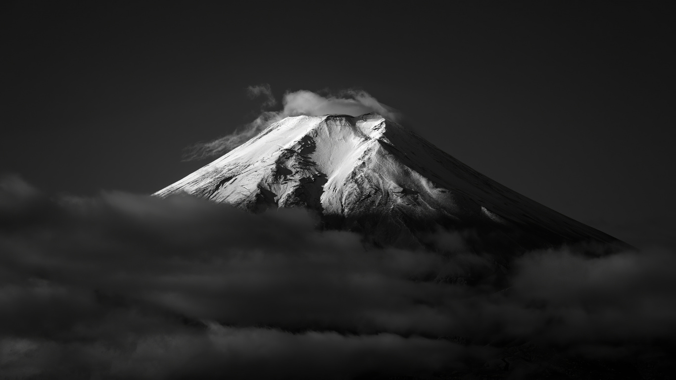 Mont Fuji Noir et Blanc, le Mont Fuji, Fujiyoshida, Fuji Cinq Lacs, Volcan. Wallpaper in 1366x768 Resolution
