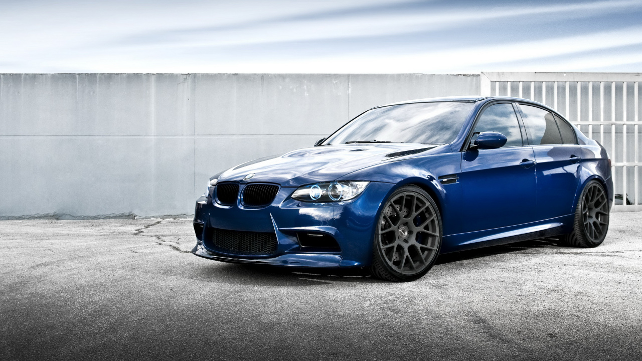 Blaues Bmw m 3 Coupe Auf Grauem Betonpflaster Geparkt. Wallpaper in 1280x720 Resolution