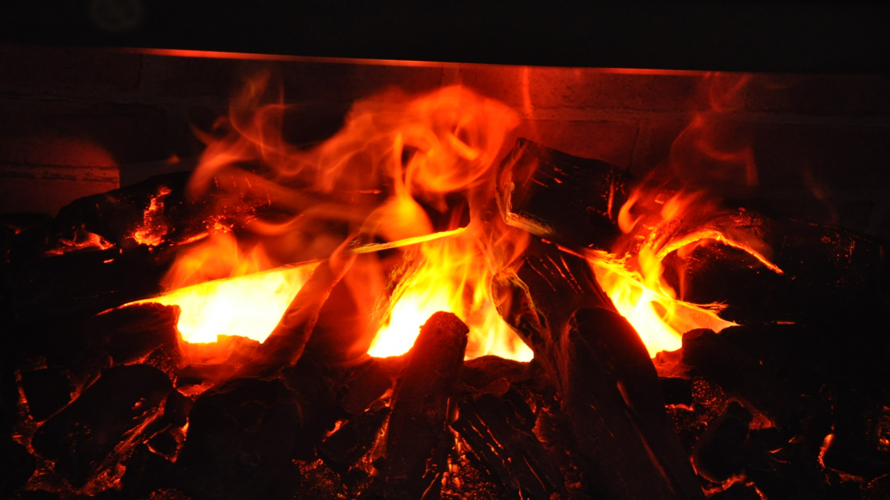 Burning Firewood in Fire Pit. Wallpaper in 1280x720 Resolution