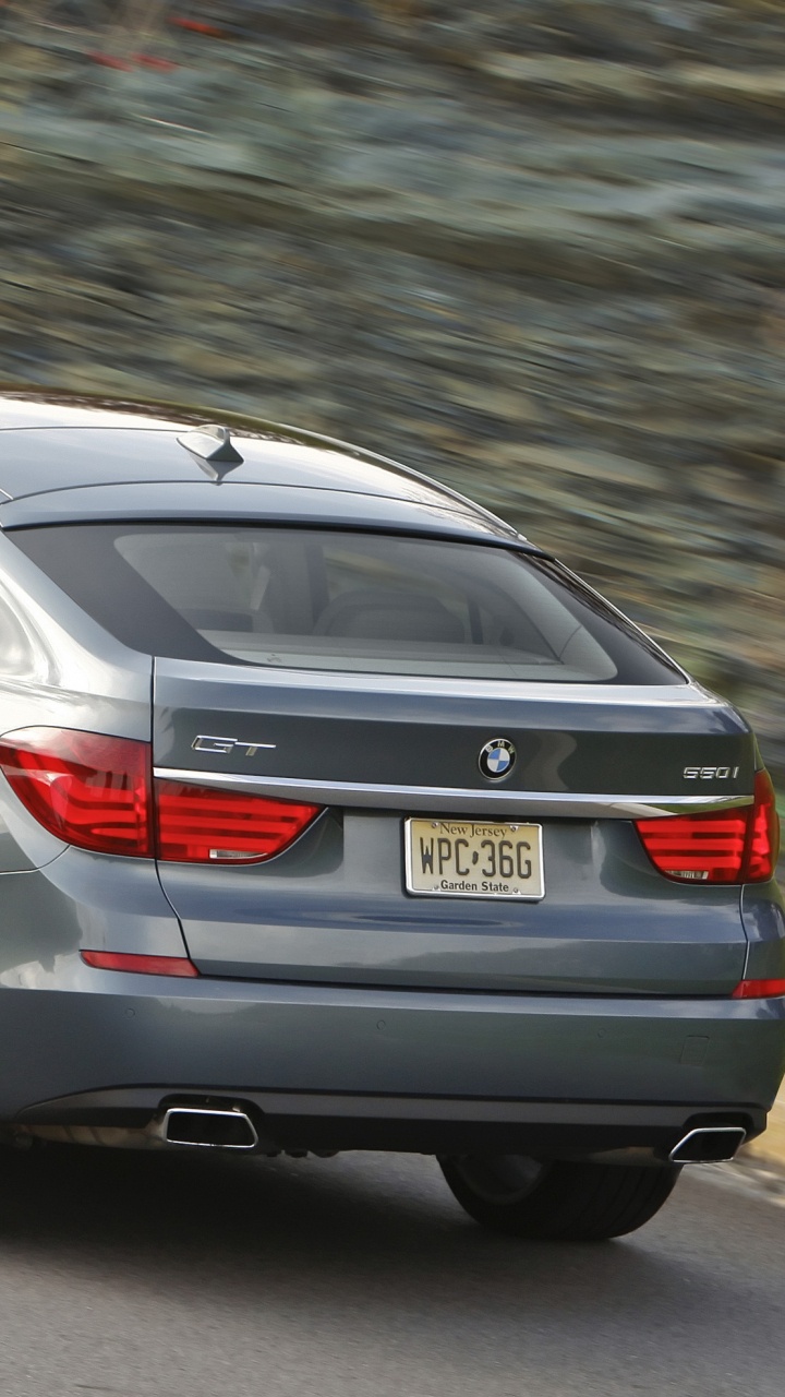 Mercedes Benz Clase c Gris en la Carretera Durante el Día. Wallpaper in 720x1280 Resolution