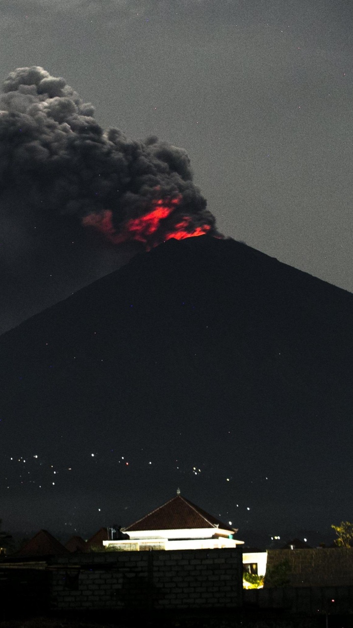 Nuages Blancs Au-dessus de la Ville Avec la Montagne à Distance. Wallpaper in 720x1280 Resolution