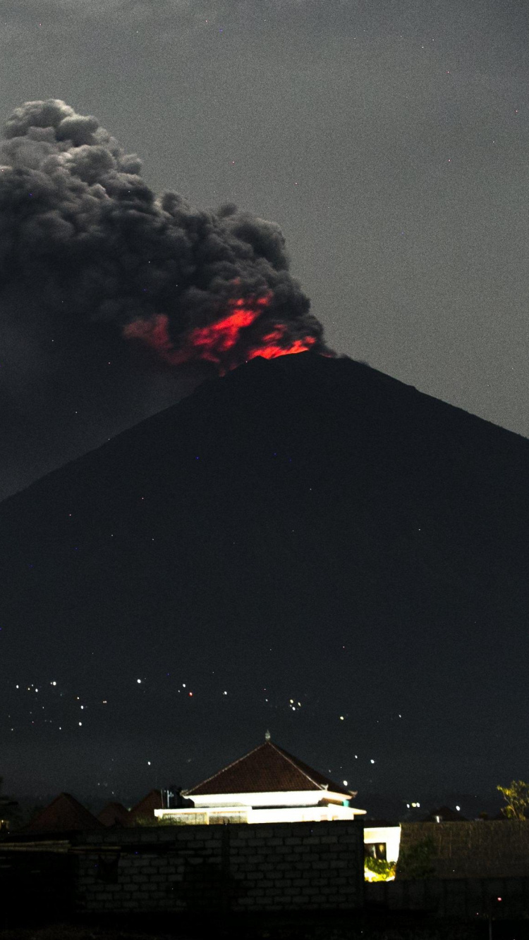 Weiße Wolken Über Der Stadt Mit Berg in Der Ferne. Wallpaper in 750x1334 Resolution
