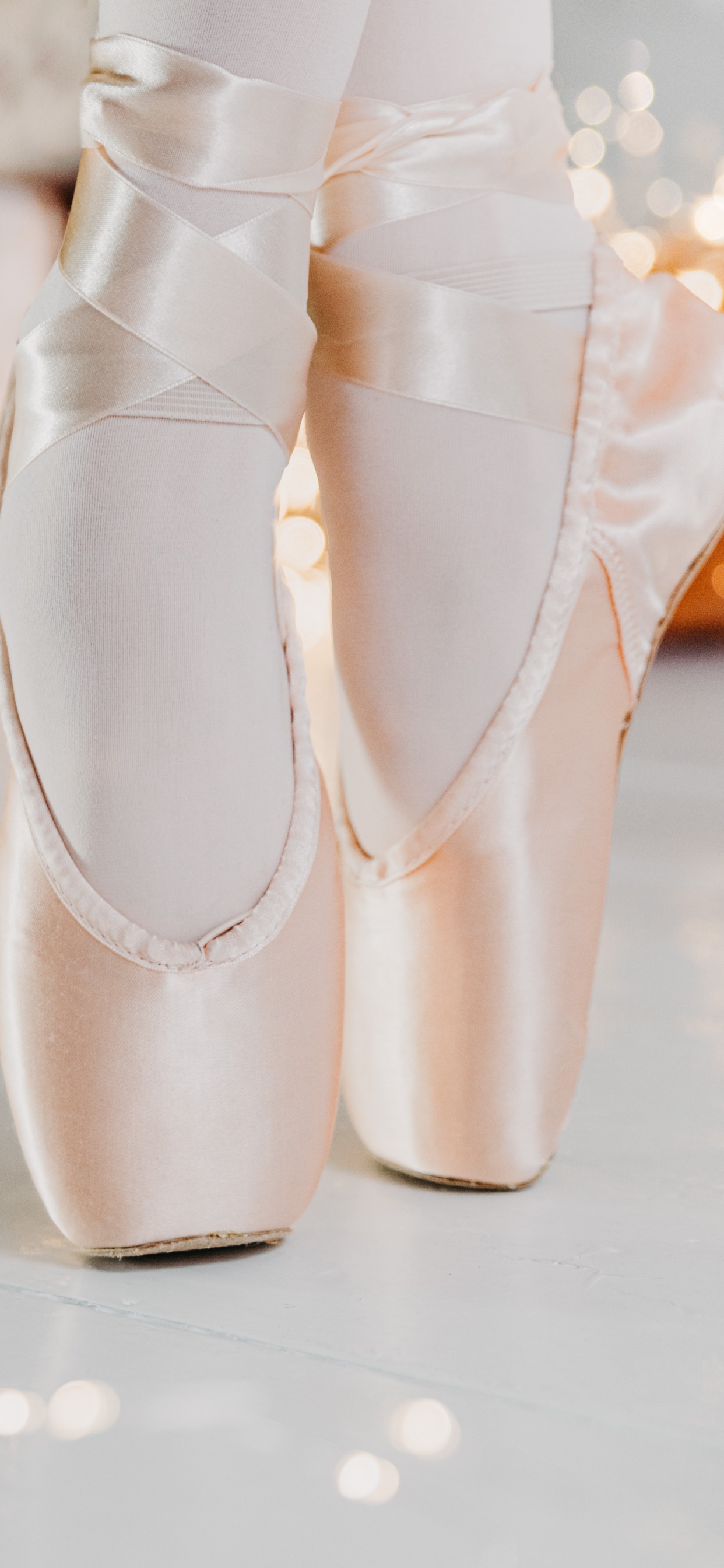 Weiße Peeptoe-Schuhe. Wallpaper in 1242x2688 Resolution