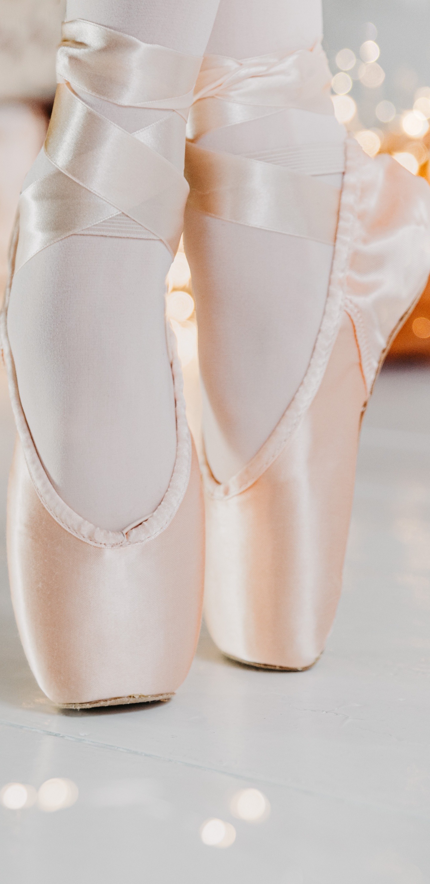 Weiße Peeptoe-Schuhe. Wallpaper in 1440x2960 Resolution