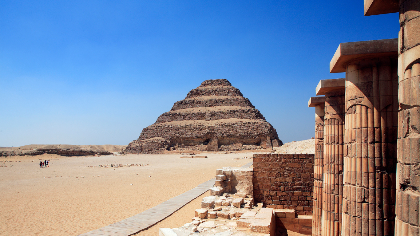 Edificio de Hormigón Marrón Cerca de la Montaña Marrón Bajo un Cielo Azul Durante el Día. Wallpaper in 1366x768 Resolution