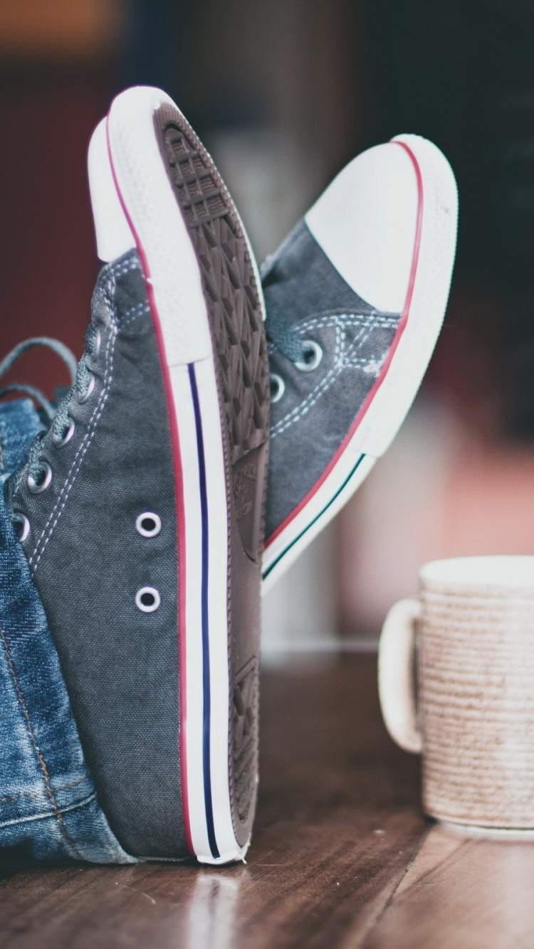 Person, Die Blaue Denim-Jeans Und Schwarz-weiße Converse All Star High-Top-Sneaker Trägt. Wallpaper in 750x1334 Resolution