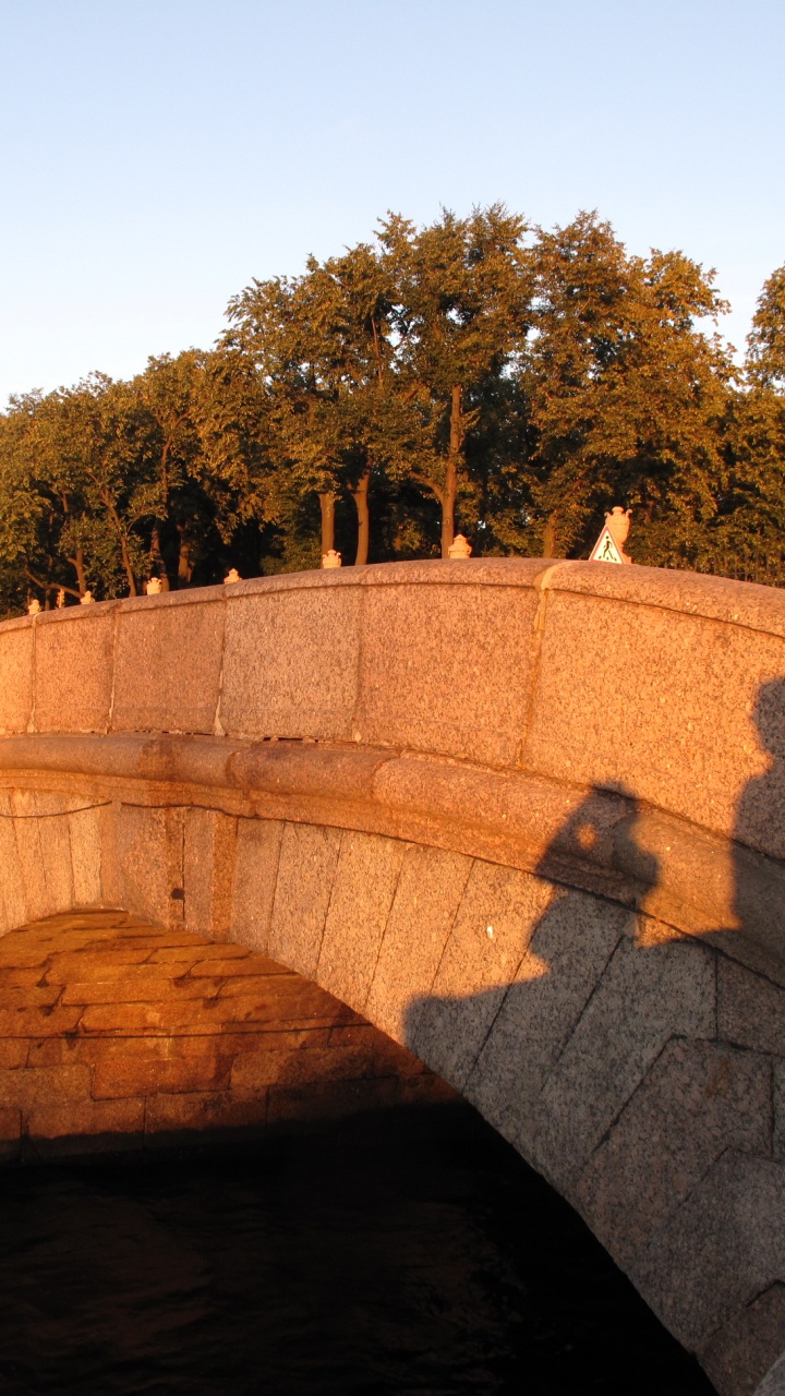 Leute, Die Tagsüber Auf Einer Braunen Betonbrücke Gehen. Wallpaper in 720x1280 Resolution