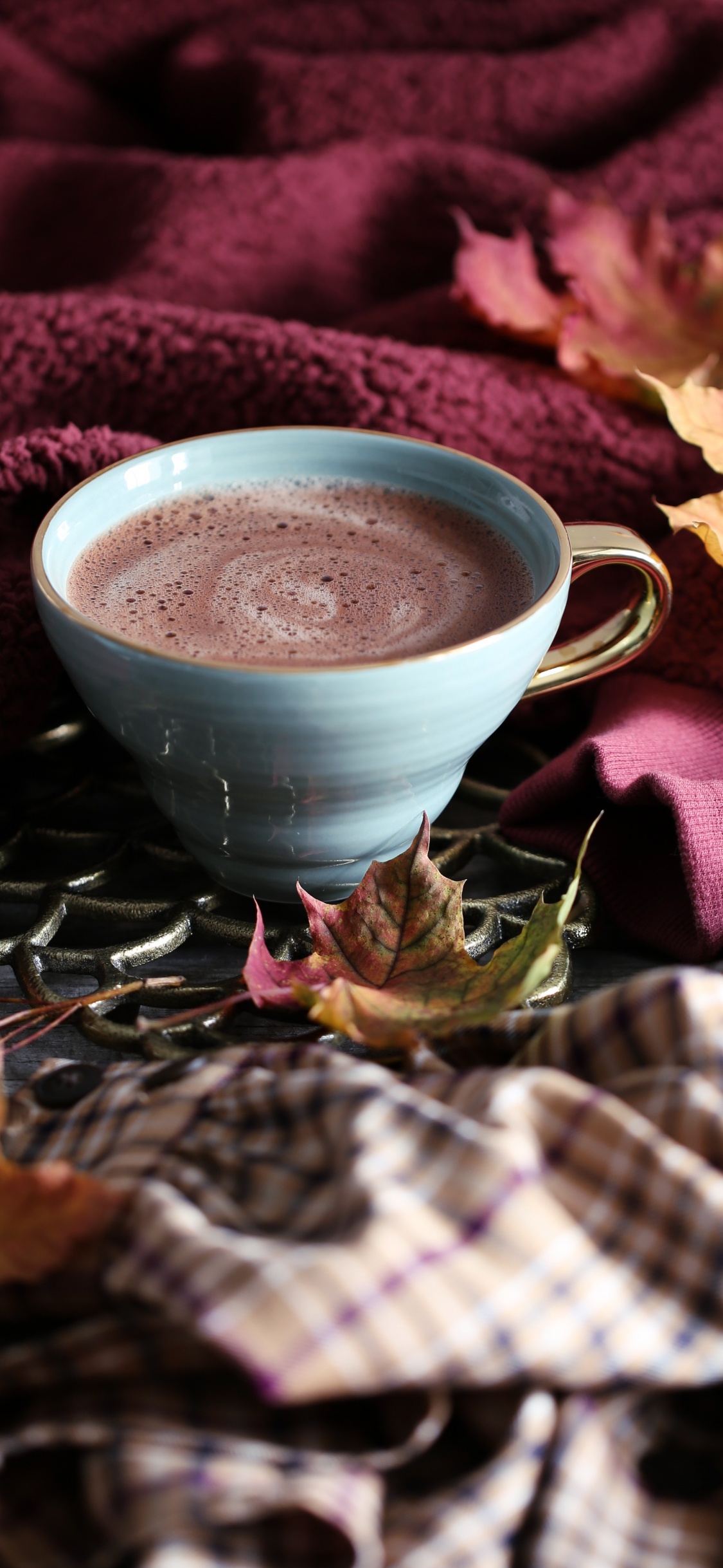 Taza de Cerámica Blanca Sobre Textil a Cuadros Blanco y Negro. Wallpaper in 1125x2436 Resolution